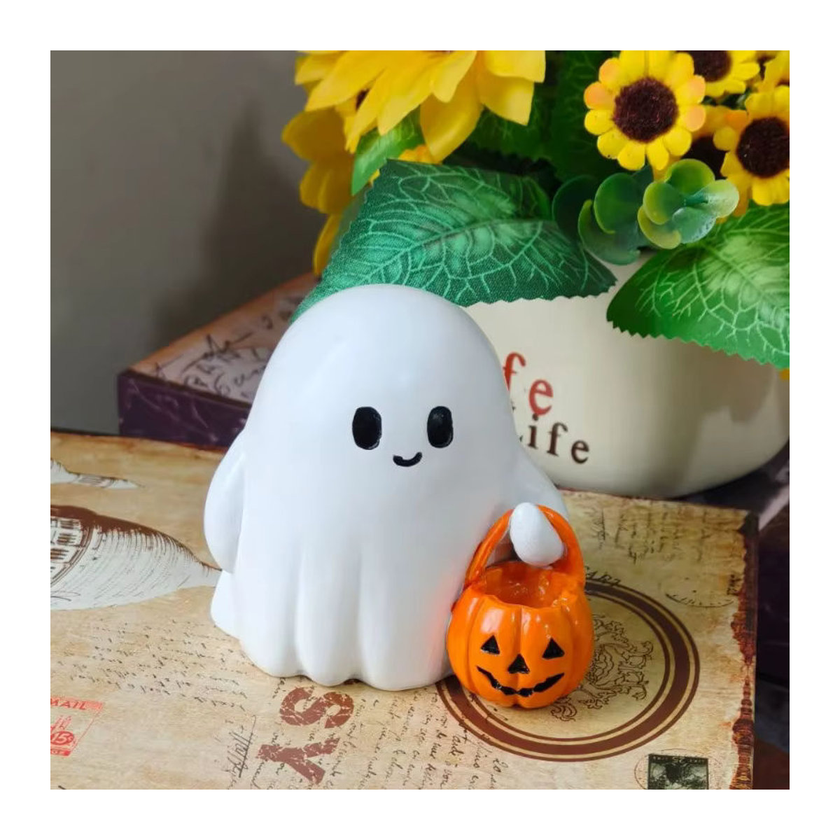 Niedliche Halloween-Geisterstatue mit Kürbis aus weißem Kunstharz für die Dekoration in Innenräumen und im Garten - Bild 2