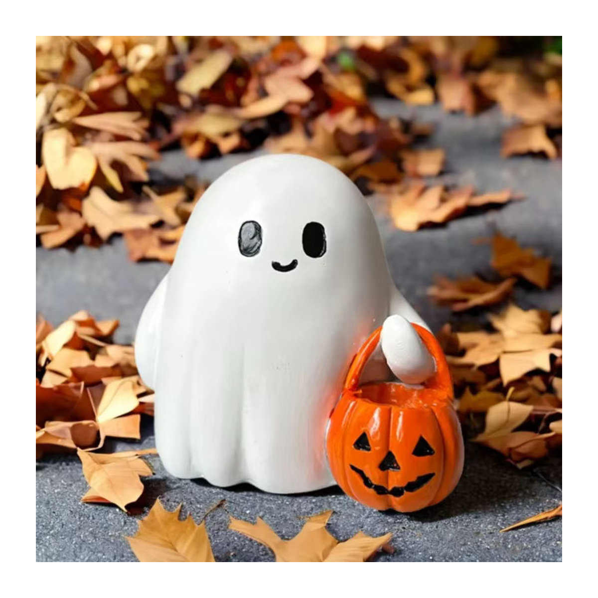 Niedliche Halloween-Geisterstatue mit Kürbis aus weißem Kunstharz für die Dekoration in Innenräumen und im Garten - Bild 3