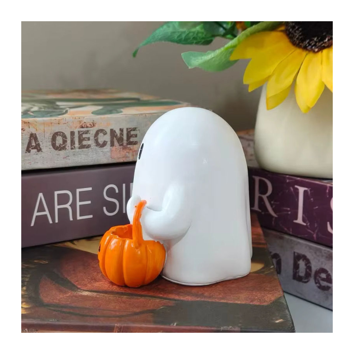 Niedliche Halloween-Geisterstatue mit Kürbis aus weißem Kunstharz für die Dekoration in Innenräumen und im Garten - Bild 5