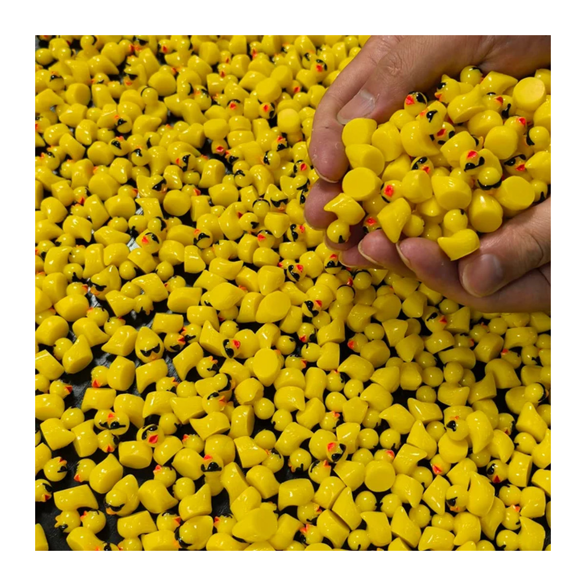 Niedliche Mini-Enten aus Kunstharz mit Sonnenbrille in Gelb für DIY, Puppenhaus und Landschaftsdekoration, 100 Stück - Bild 1