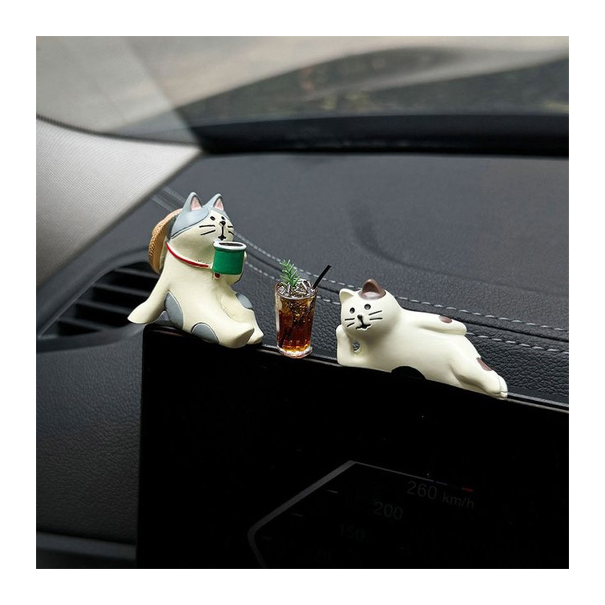 Niedliche Mini-Katzen-Actionfigur aus Kunstharz in Weiß als ästhetische Auto-Innendekoration für Armaturenbrett und Rückspiegel - Bild 1
