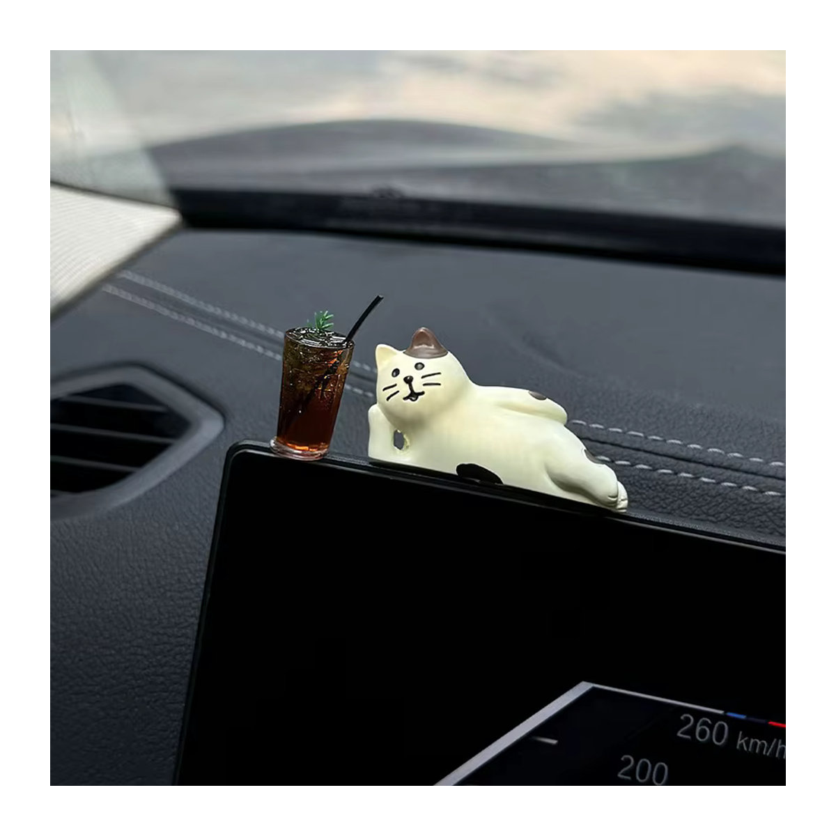 Niedliche Mini-Katzen-Actionfigur aus Kunstharz in Weiß als ästhetische Auto-Innendekoration für Armaturenbrett und Rückspiegel - Bild 2