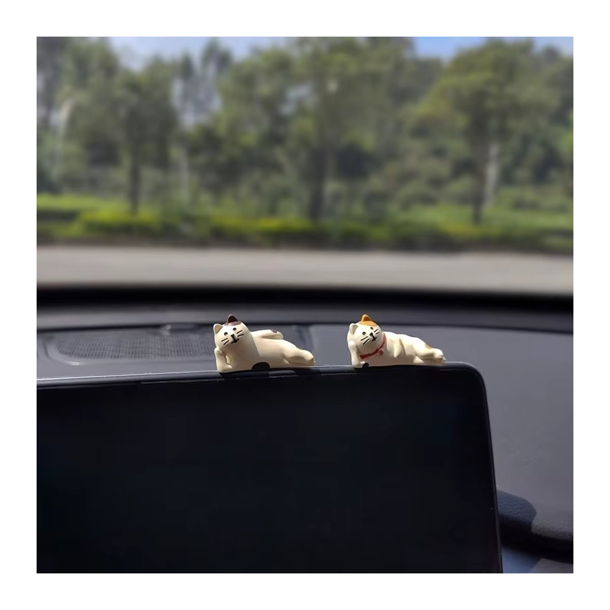 Niedliche Mini-Katzen-Actionfigur aus Kunstharz in Weiß als ästhetische Auto-Innendekoration für Armaturenbrett und Rückspiegel - Bild 3