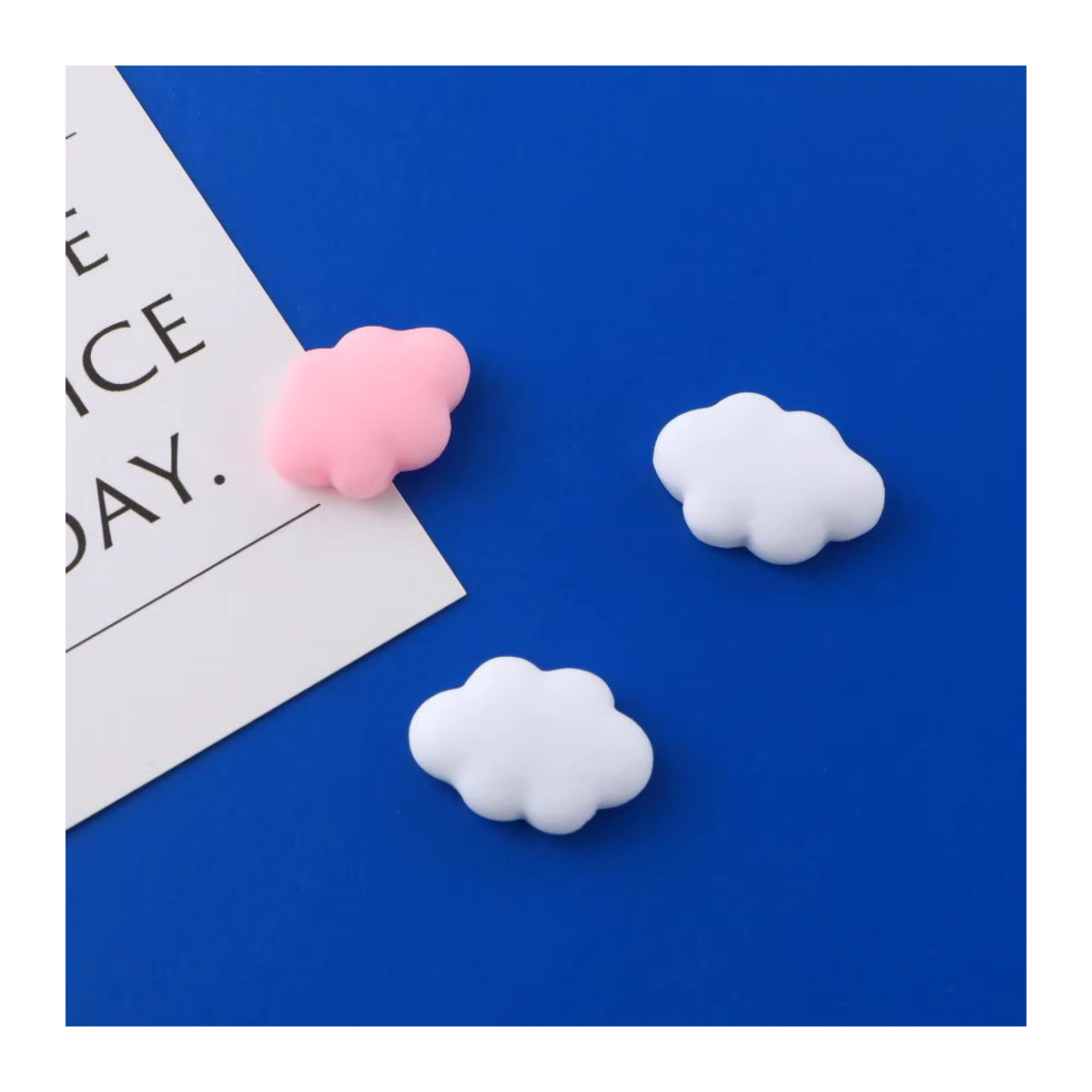 Niedliche Wolken Kühlschrankmagnete aus Kunstharz in Pink und Weiß für Kinder und als Weihnachtsdekoration - Bild 1