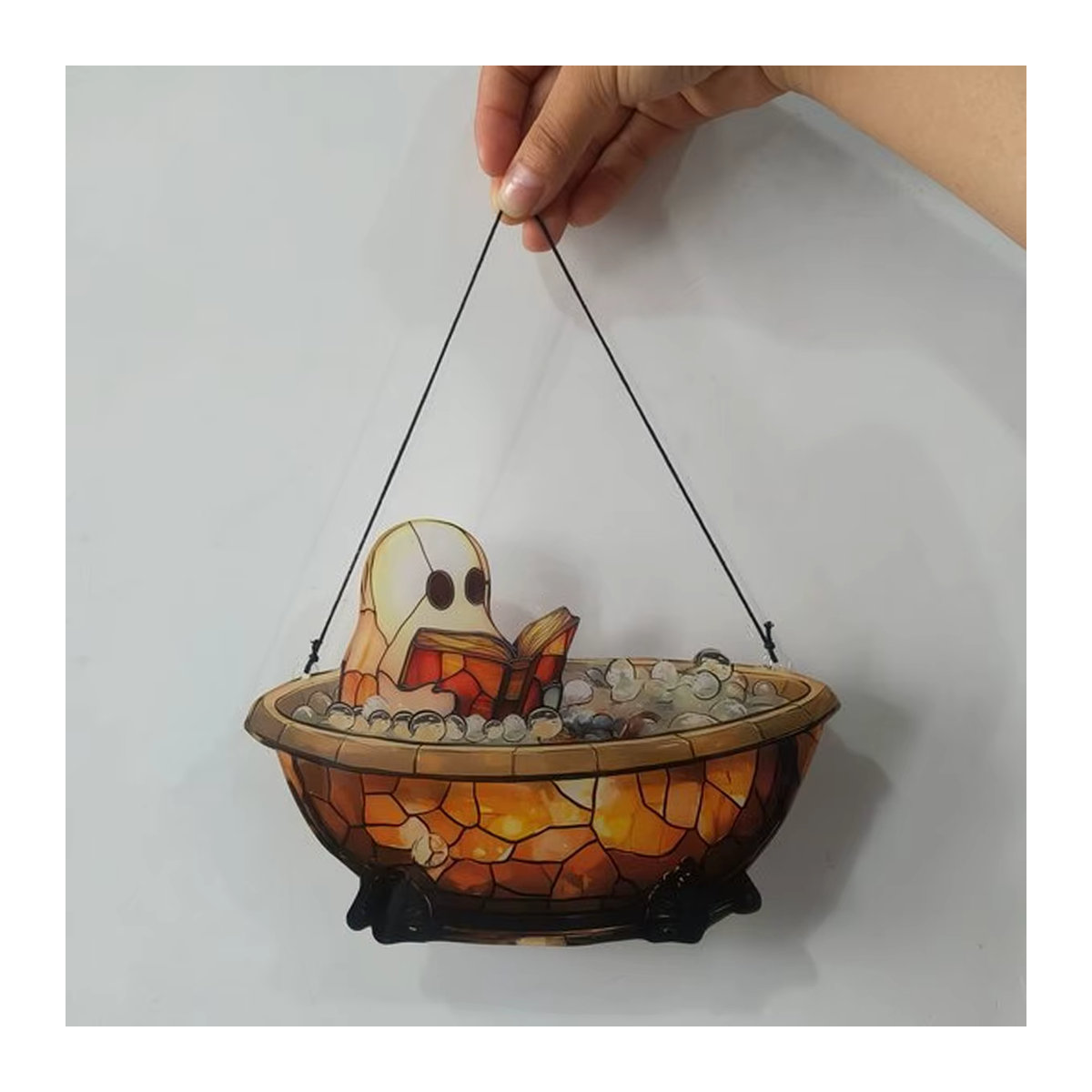 Niedlicher Halloween-Geist aus Acryl in der Badewanne als hängendes Ornament mit Buch, orangefarbene Fensterdekoration für dein Zuhause - Bild 4