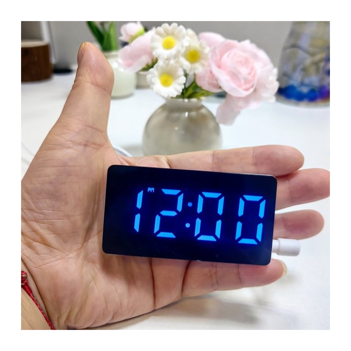 NieNie Digitaler Wecker mit Thermometer und Datumsanzeige, USB-betrieben, LED-Tischuhr mit Nachtmodus und 3 Alarmen, Schwarz oder Grün, B: 7 cm, H: 4 cm - Bild 1