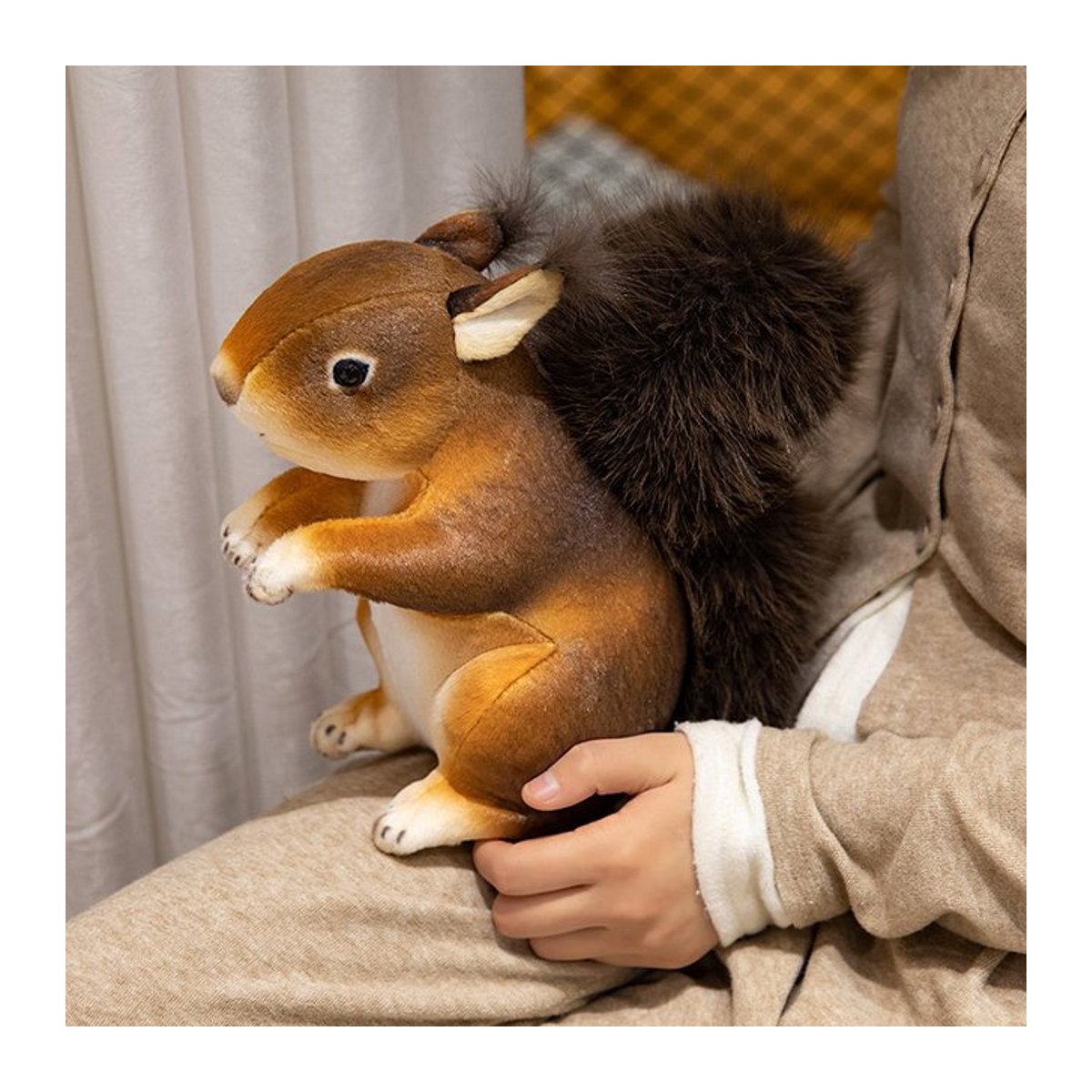 NIUHAPI Plüsch Eichhörnchen als Dekoration in Braun - Bild 1