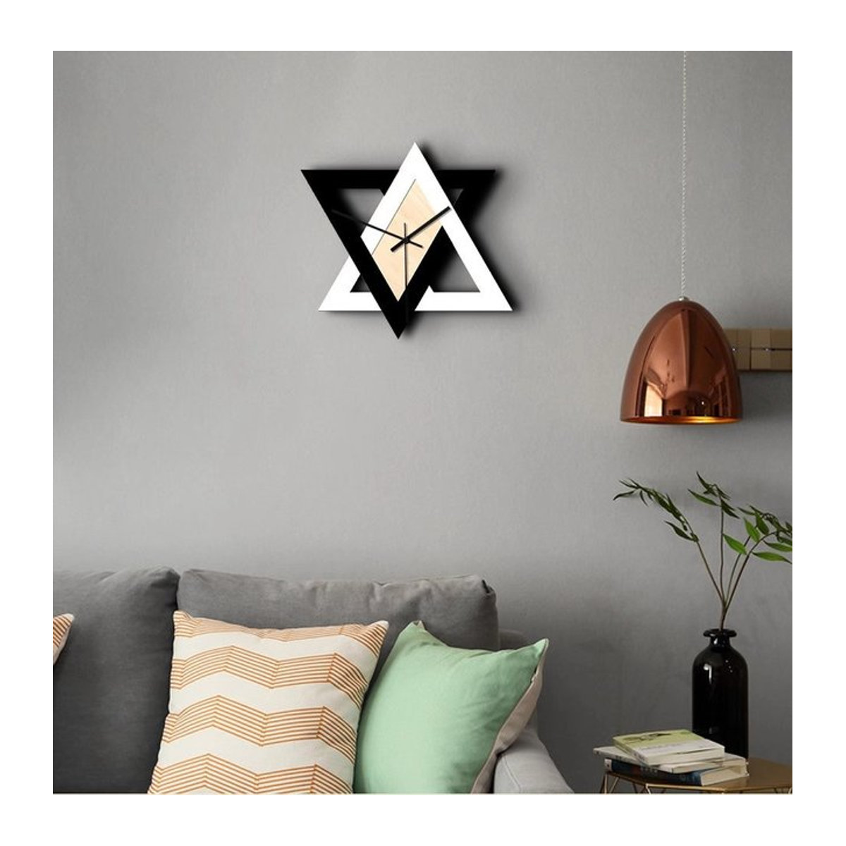 Nordic Dreieck Wanduhr in Schwarz und Weiß, Geräuschlose geometrische Analog-Uhr im minimalistischen Design - Bild 1