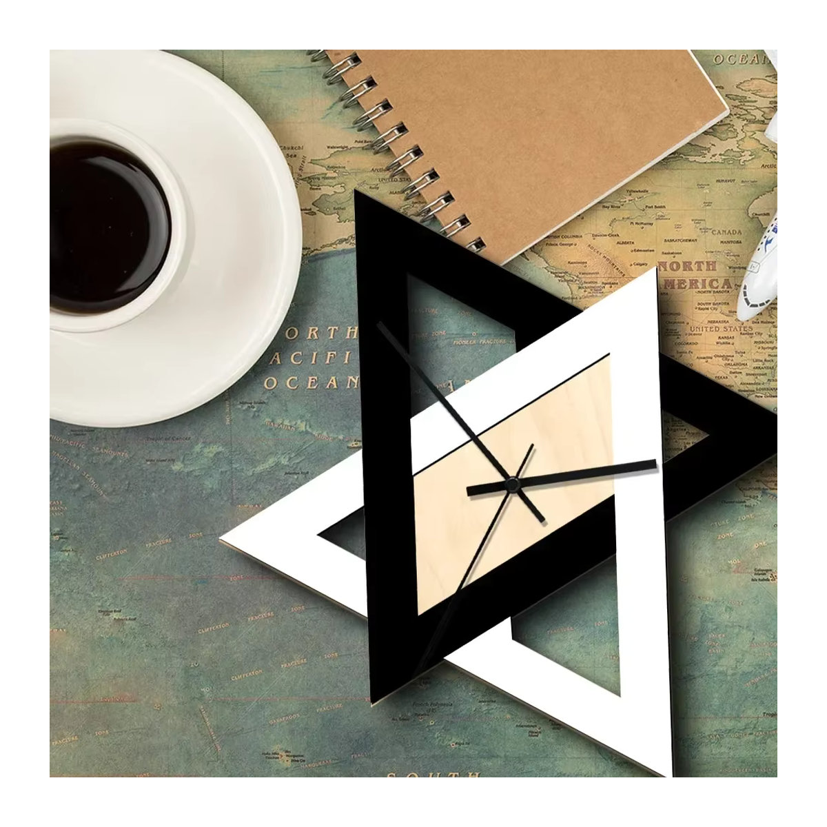 Nordic Dreieck Wanduhr in Schwarz und Weiß, Geräuschlose geometrische Analog-Uhr im minimalistischen Design - Bild 2