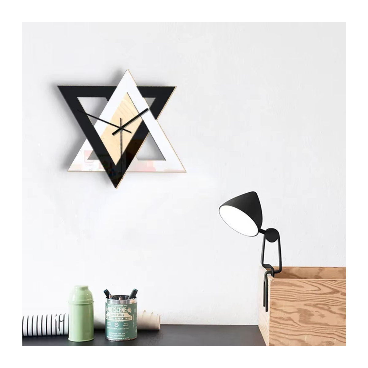 Nordic Dreieck Wanduhr in Schwarz und Weiß, Geräuschlose geometrische Analog-Uhr im minimalistischen Design - Bild 4