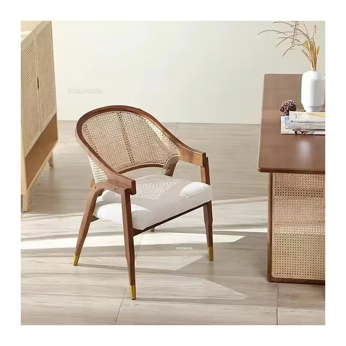 Nordic Retro Esszimmerstuhl aus Massivholz mit Rattan und Kunstleder in Nussbaum und Schwarz-Braun - Bild 4
