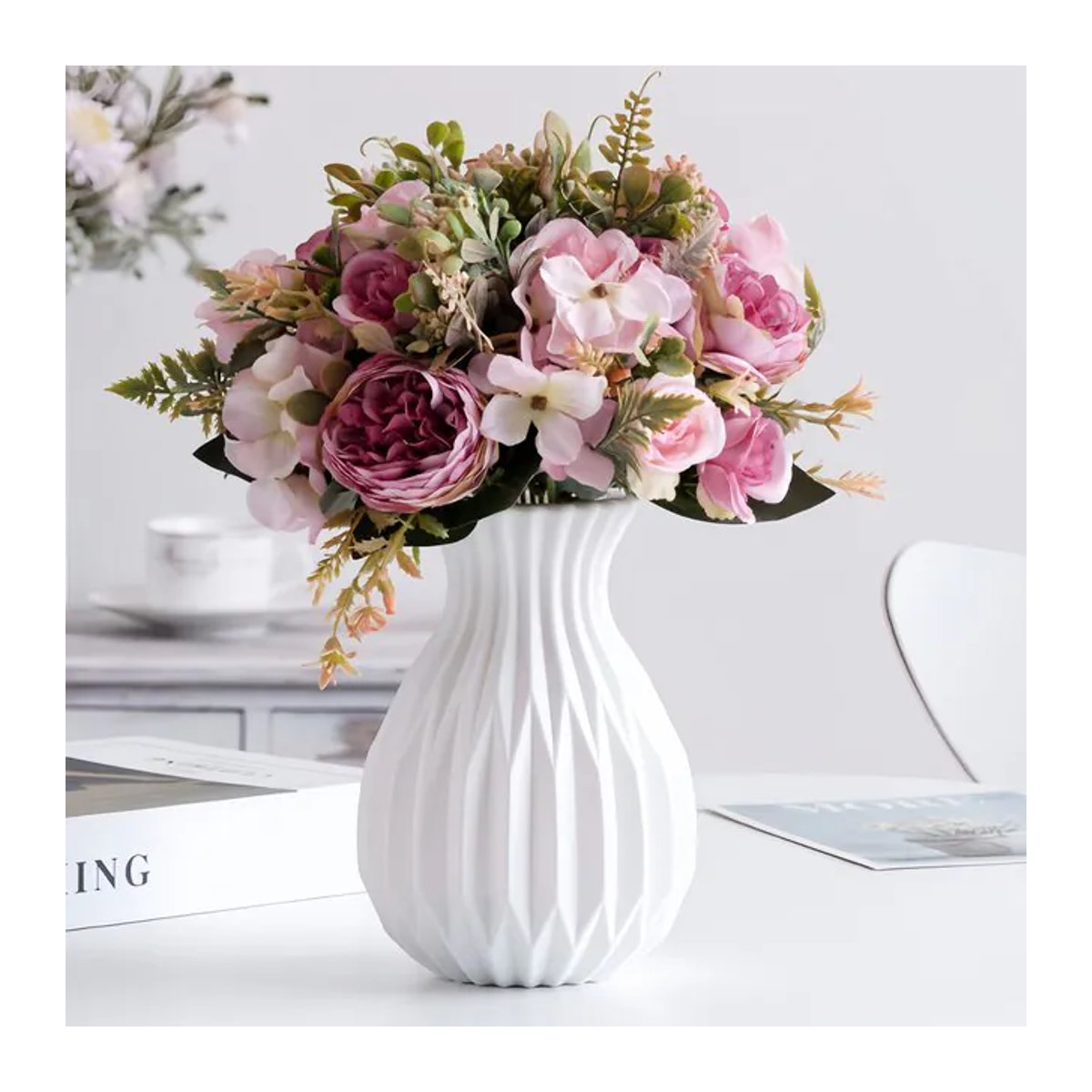 Nordische Keramik-Vase im skandinavischen Design für Wohnzimmer und Hochzeit, bauchig und unregelmäßig geformt, Farben: Grün und Weiß - Bild 1