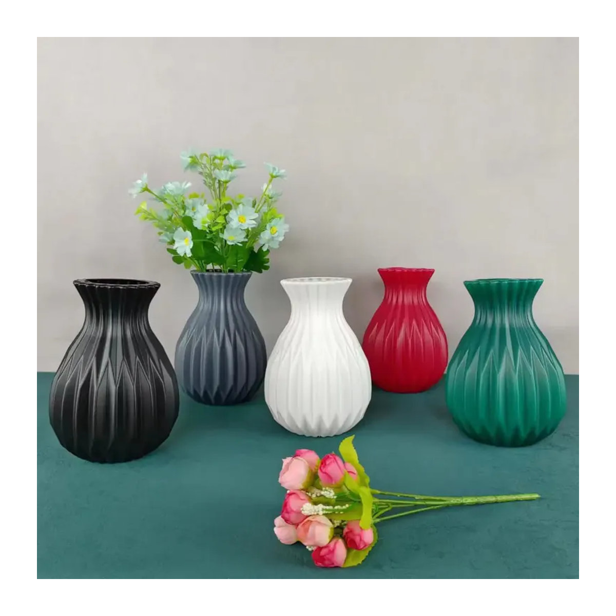 Nordische Keramik-Vase im skandinavischen Design für Wohnzimmer und Hochzeit, bauchig und unregelmäßig geformt, Farben: Grün und Weiß - Bild 2