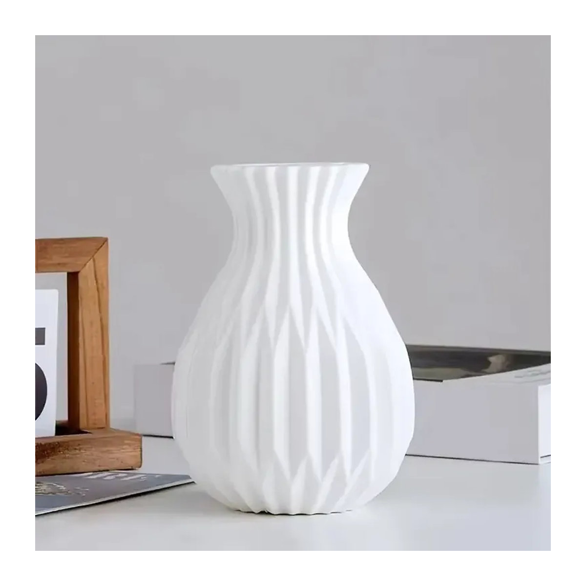 Nordische Keramik-Vase im skandinavischen Design für Wohnzimmer und Hochzeit, bauchig und unregelmäßig geformt, Farben: Grün und Weiß - Bild 3