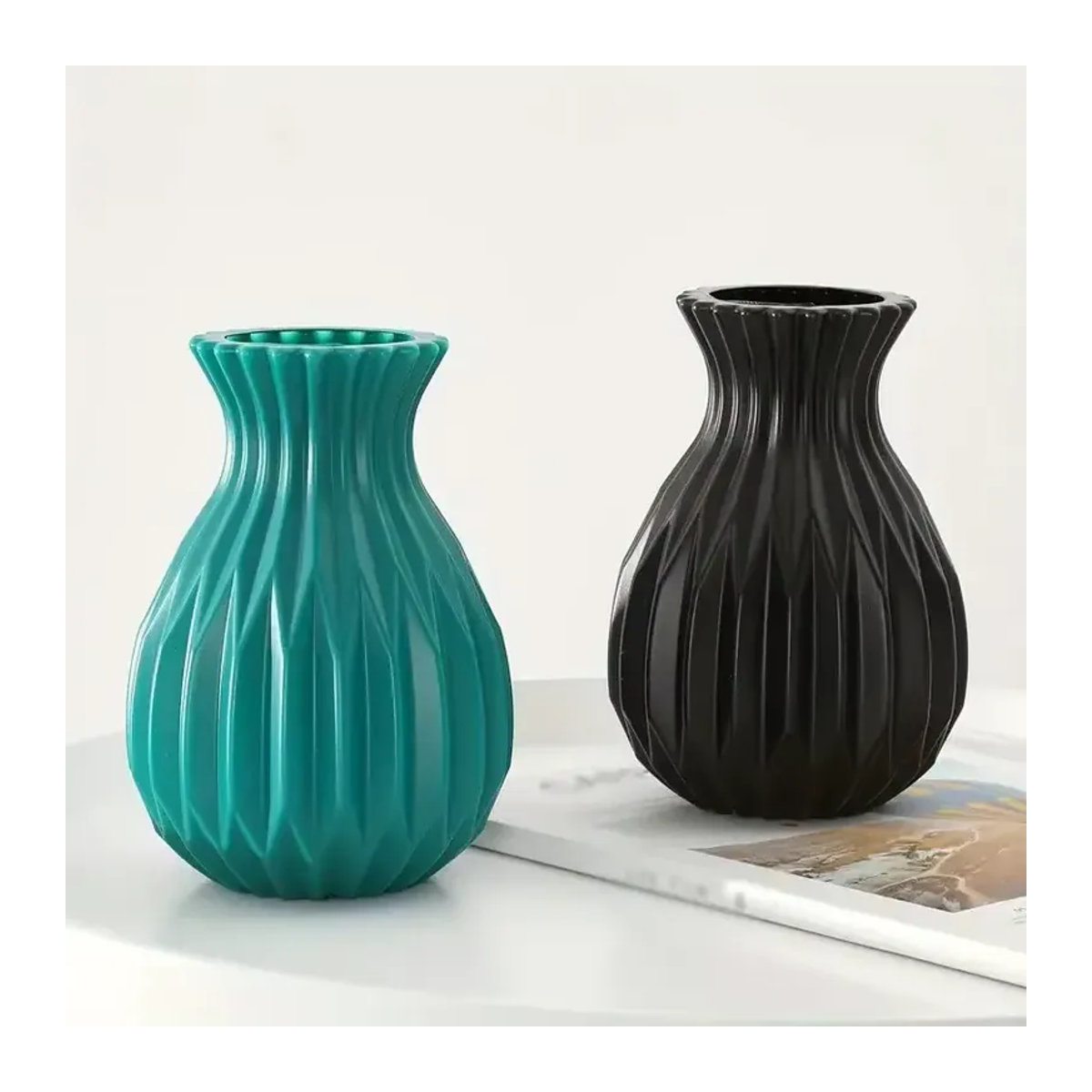 Nordische Keramik-Vase im skandinavischen Design für Wohnzimmer und Hochzeit, bauchig und unregelmäßig geformt, Farben: Grün und Weiß - Bild 4