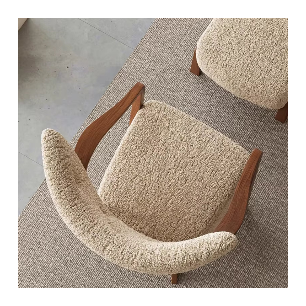 Nordischer Wolfsleder-Freizeitstuhl im dänischen Designer-Stil aus Boucle und Holz in Beige - Bild 4
