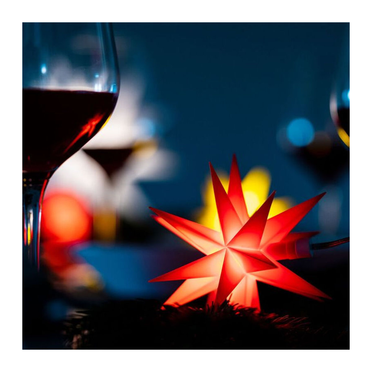 Novaliv LED Weihnachtsstern in Rot mit 18 Zacken und Fernbedienung, hängender 3D Adventsstern für die Innenraum-Deko, Höhe: 12 cm - Bild 1