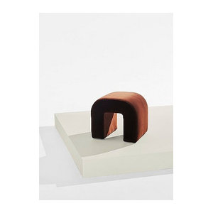 Odette Hocker Pouf aus Samt in Braun mit Kiefernholz-Gestell, minimalistisches Design, B/T/H: 45 x 41 x 40 cm