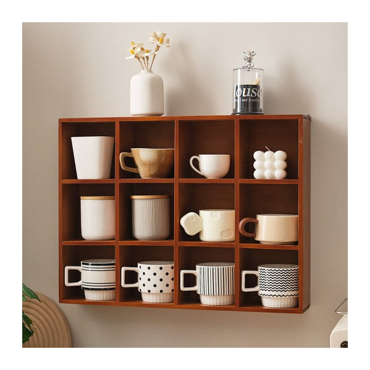 OEMG Wandregal aus Holz für 12 quadratische Tassen, minimalistischer Aufbewahrungshalter in Braun oder Blau zur Wandmontage - Bild 1