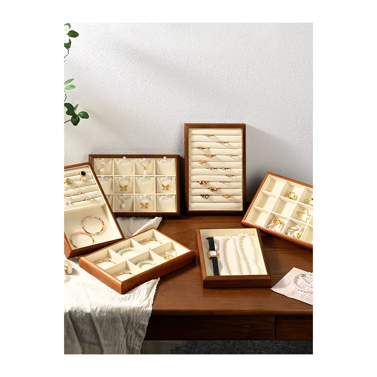 Oirlv Schmuck-Organizer aus Holz in Braun und Beige, minimalistisches Aufbewahrungstablett für Ringe, Halsketten, Armbänder und Ohrringe - Bild 5