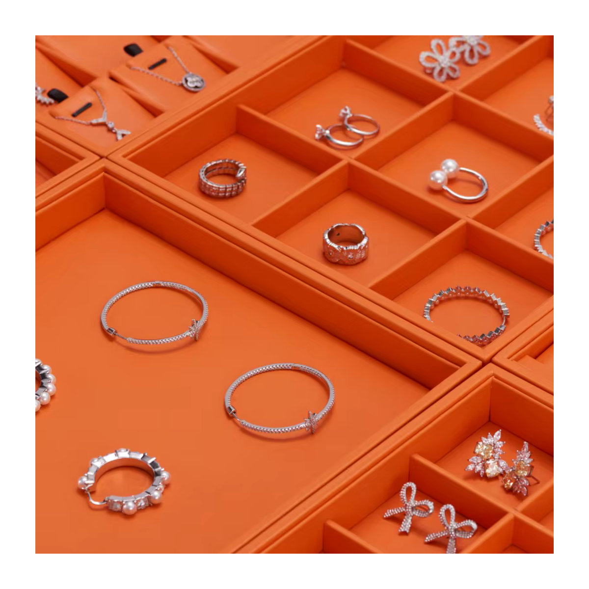 Oirlv Schmucktablett aus Leder in Orange, stapelbarer Schmuck-Organizer für Ringe und Ohrringe, rechteckig und minimalistisch - Bild 3