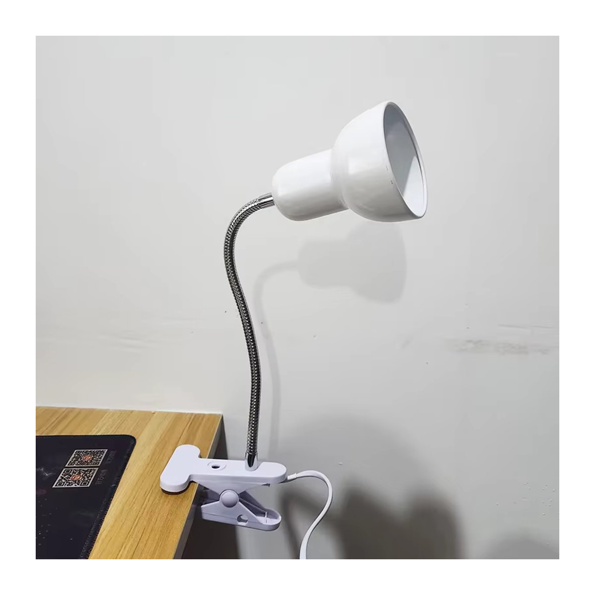 ONEYLTT Klemmlampe in Weiß mit verstellbarem Schwanenhals und minimalistischem Design für Bett oder Schrank - Bild 2