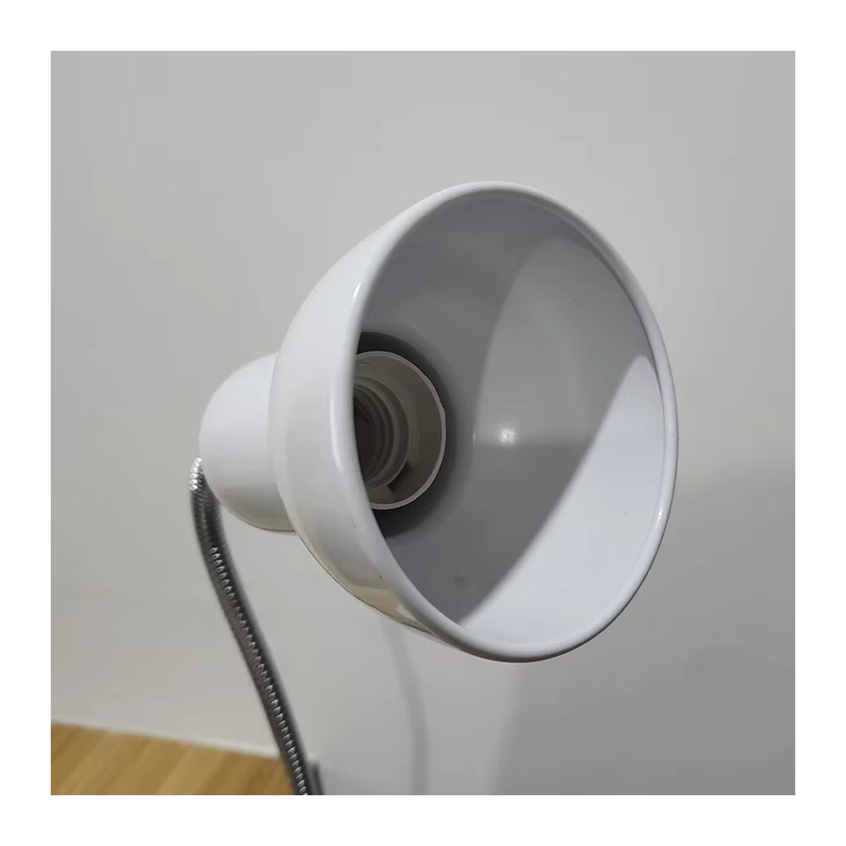 ONEYLTT Klemmlampe in Weiß mit verstellbarem Schwanenhals und minimalistischem Design für Bett oder Schrank - Bild 3