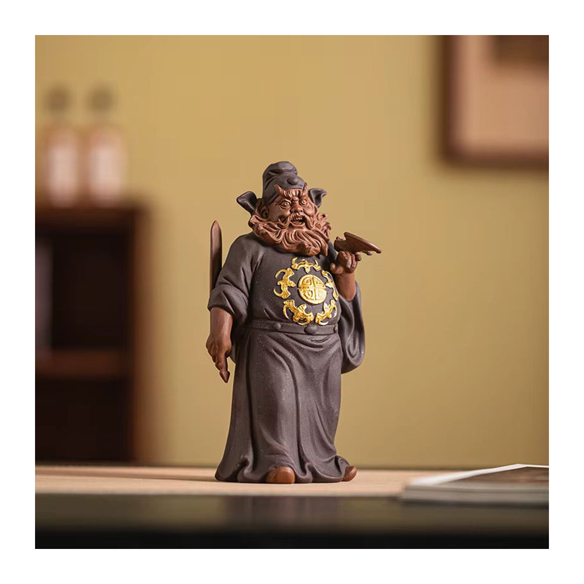 Orientalische Keramikfigur Zhong Kui als Feng Shui Dekoration in Braun zur Abwehr des Bösen und für Glück und Reichtum - Bild 3