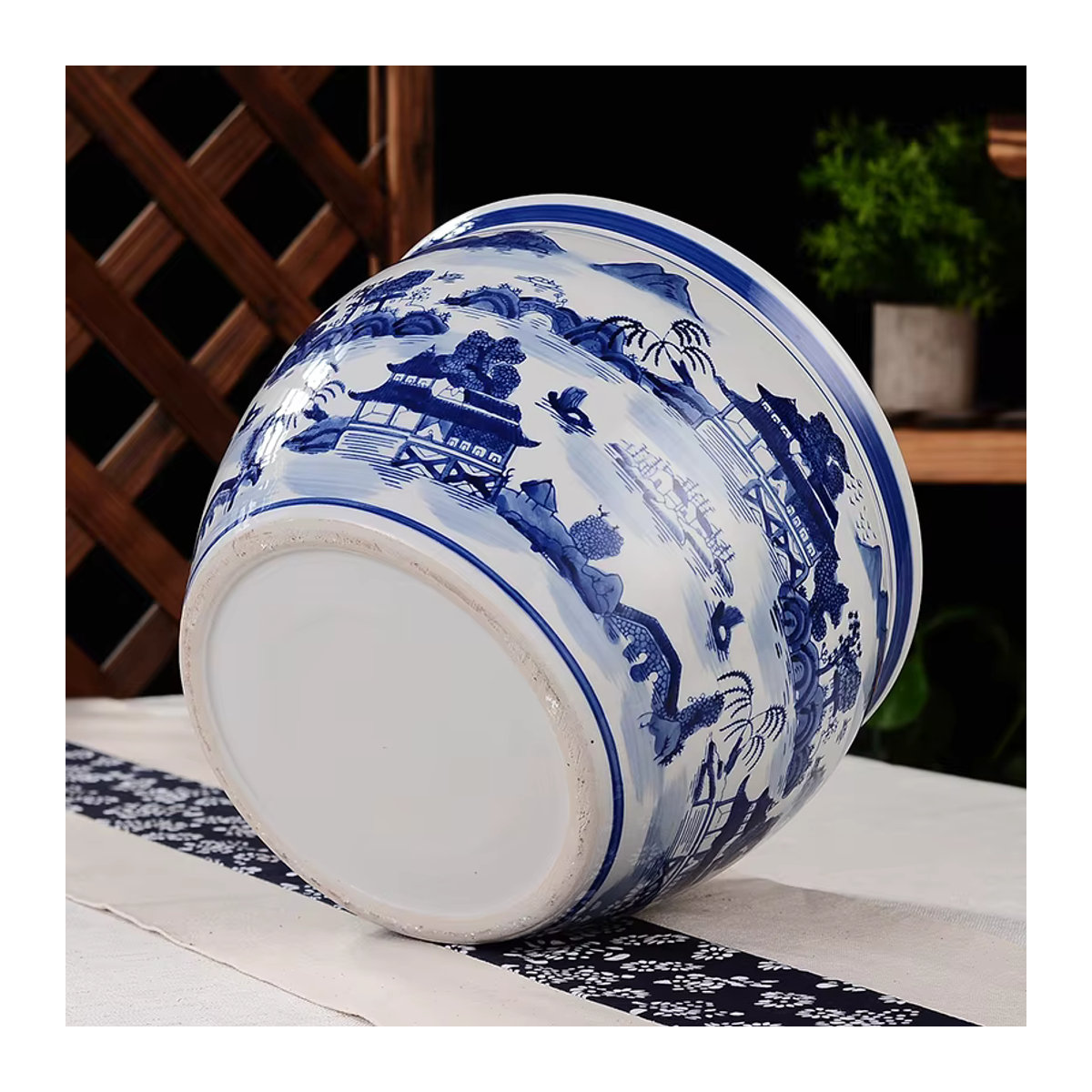 Orientalischer Keramikpflanzer in Blau und Weiß mit Berg-Landschaftsmotiv aus Porzellan - Bild 4