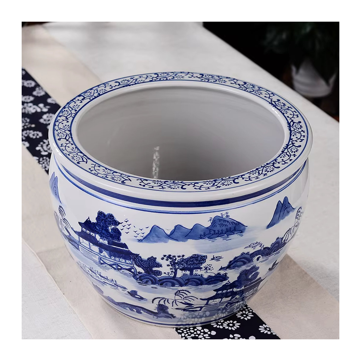 Orientalischer Keramikpflanzer in Blau und Weiß mit Berg-Landschaftsmotiv aus Porzellan - Bild 6