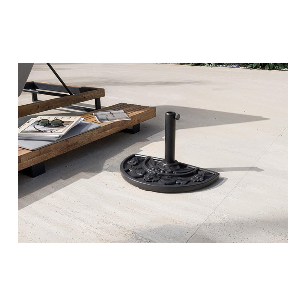 OUTFLEXX Cambridge Schirmständer halbrund schwarz aus PE, Stahl und Beton, Durchmesser: 48 cm, 25 L, für Sonnenschirme mit Ø 38–48 mm - Bild 1