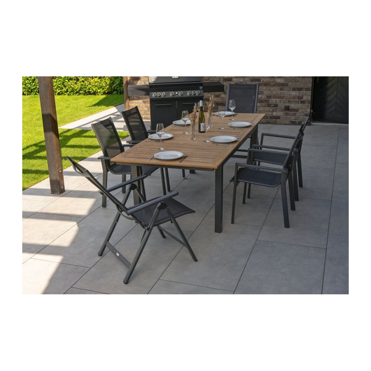 OUTFLEXX Garten-Essgruppe aus Alu, Teak und Textil in Anthrazit Matt mit Ausziehtisch und 6 Sitzgelegenheiten (4 Stapelsessel und 2 Klappstühle) - Bild 1
