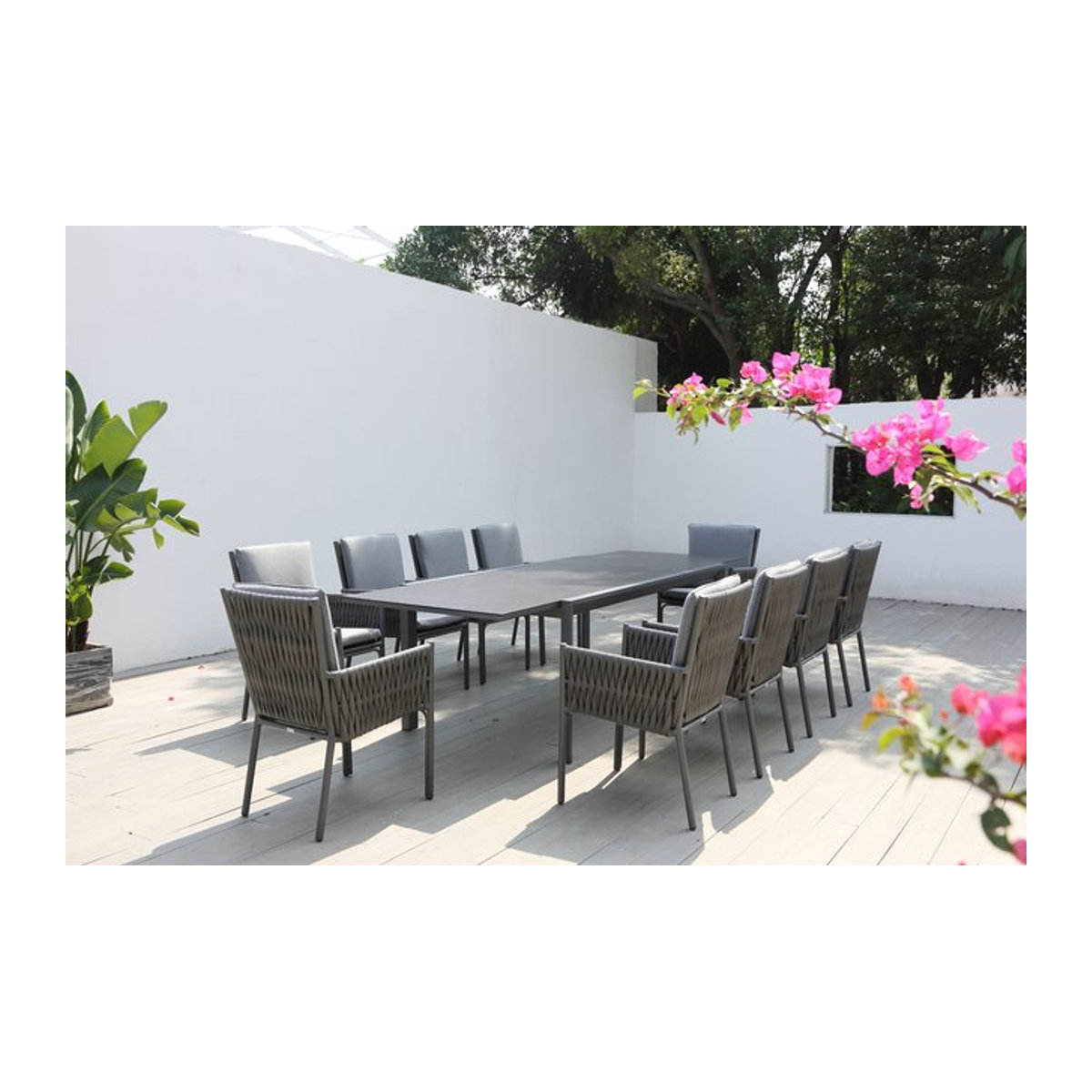 OUTFLEXX Garten-Essgruppe aus Aluminium und Polyrattan in Anthrazit mit Tisch und 10 Sesseln, modern gestaltet - Bild 1