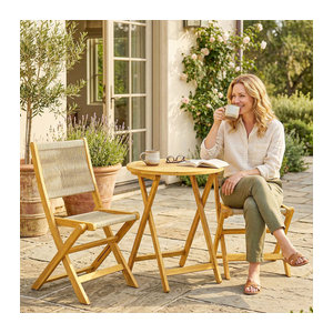 Outsunny 3-teiliges Balkonmöbel Set aus Polyrattan und Akazienholz in Natur mit klappbarem Tisch und 2 Stühlen im Lamelldesign
