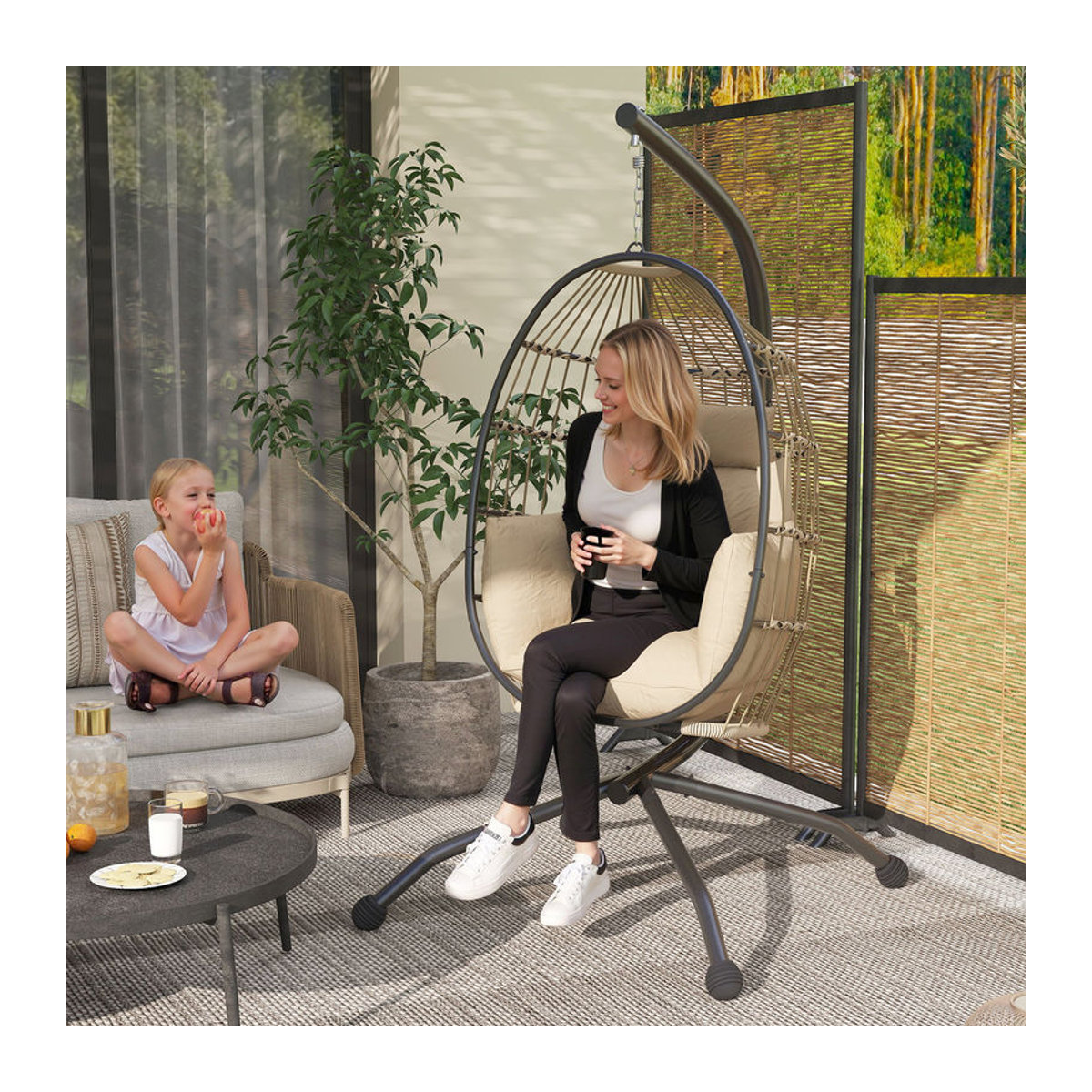 Outsunny Eiförmiger Hängesessel mit Gestell und Becherhalter, faltbare Hängeschaukel mit abnehmbarem waschbarem Sitz, Gartensessel für Terrasse und Garten, Beige - Bild 2