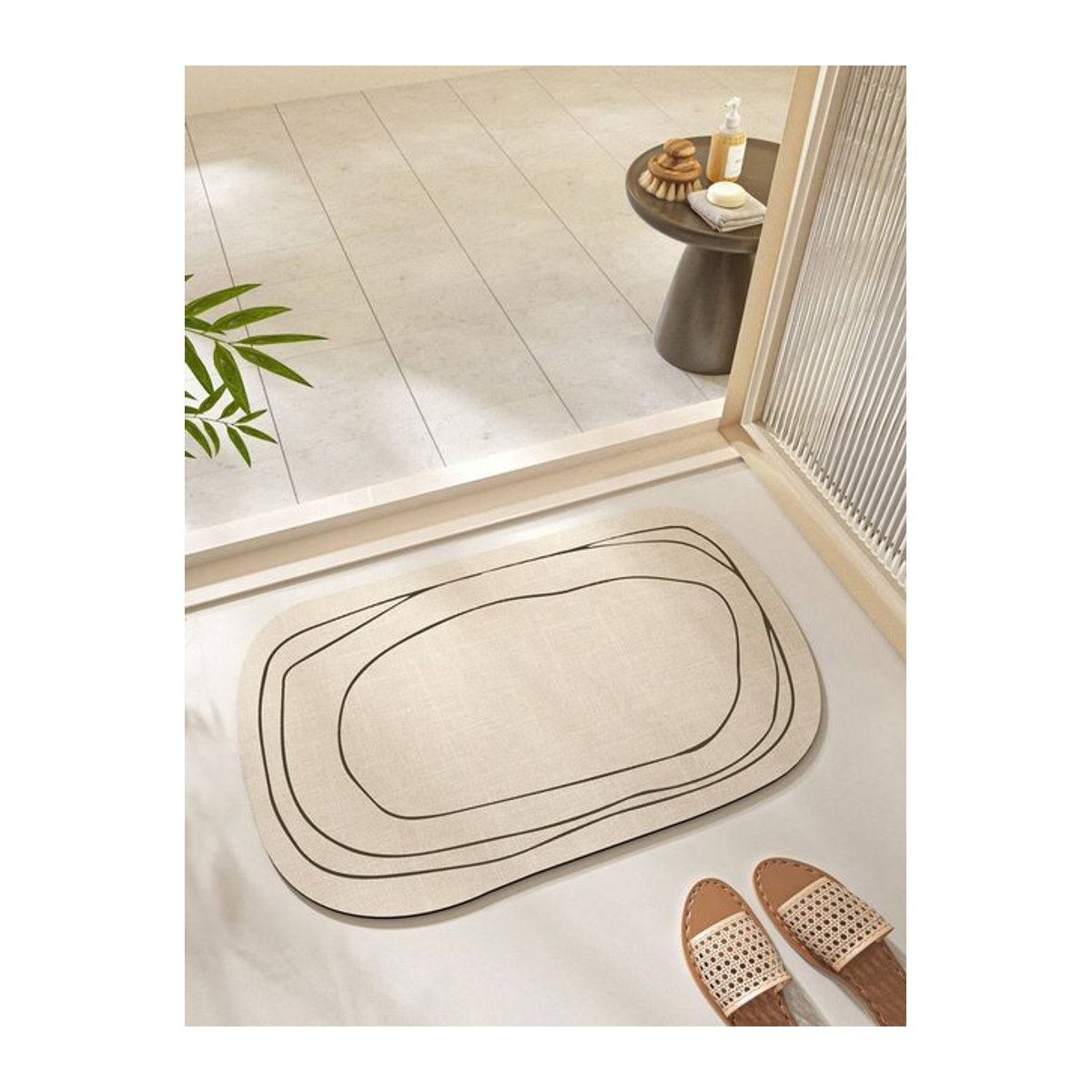 Ovale Badematte mit geometrischem Muster in Beige, wasserabsorbierend und rutschfest mit Gummiunterseite - Bild 1