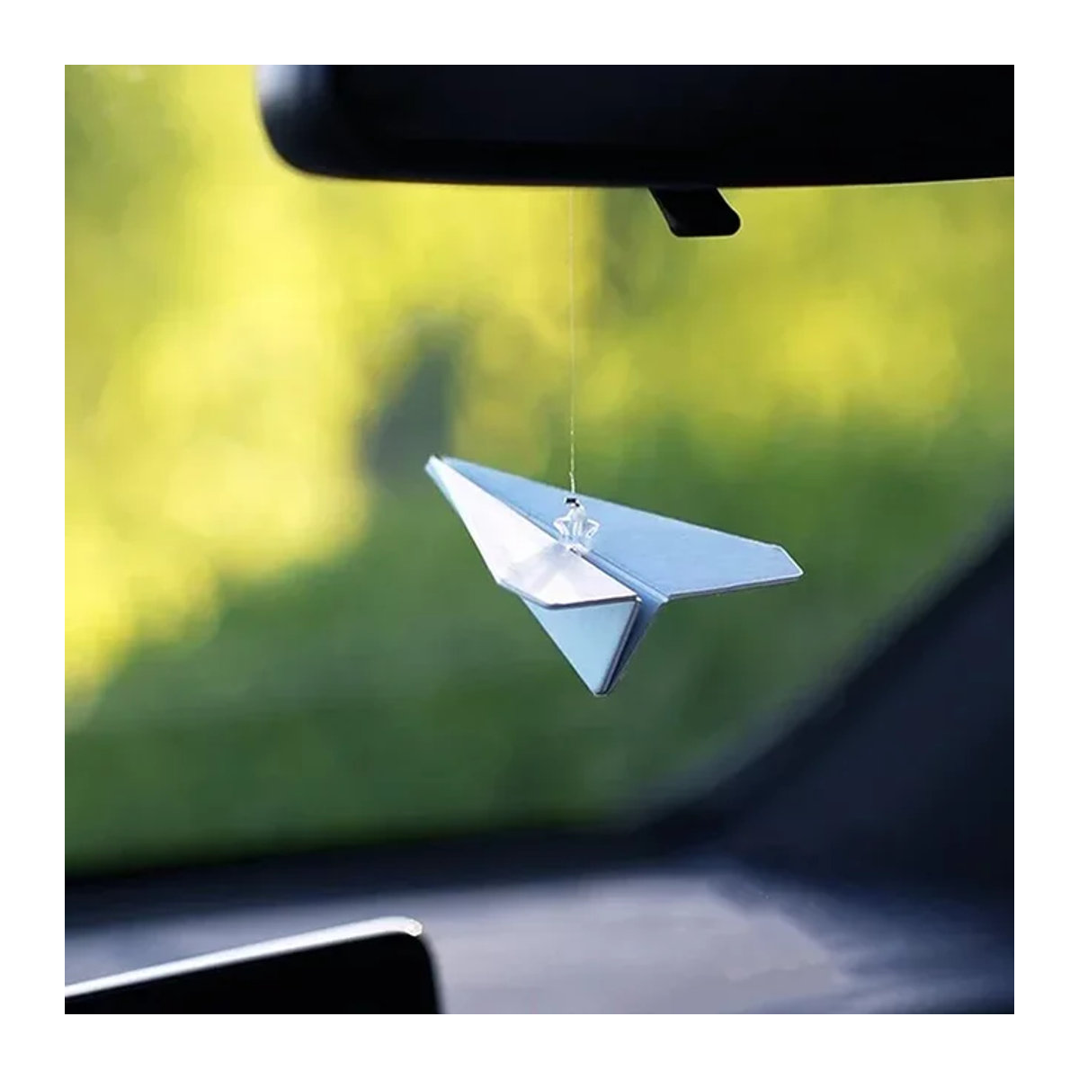 Papier Flugzeug Auto Rückspiegel Anhänger als lustiges Zubehör und Aromatherapie Diffusor in Weiß - Bild 1