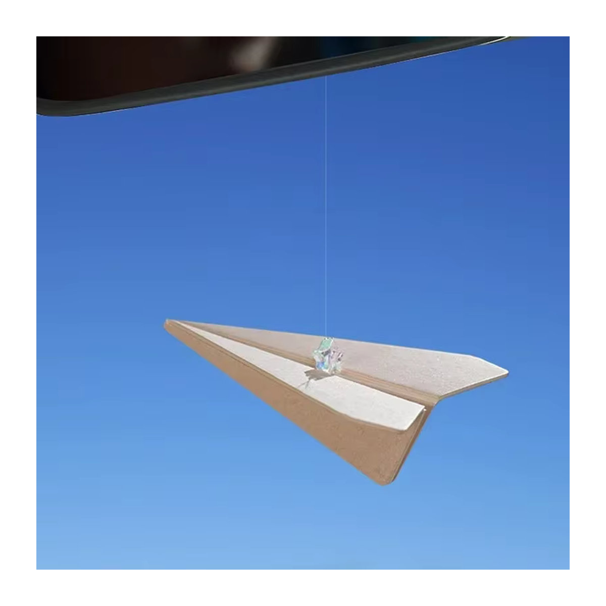Papier Flugzeug Auto Rückspiegel Anhänger als lustiges Zubehör und Aromatherapie Diffusor in Weiß - Bild 2