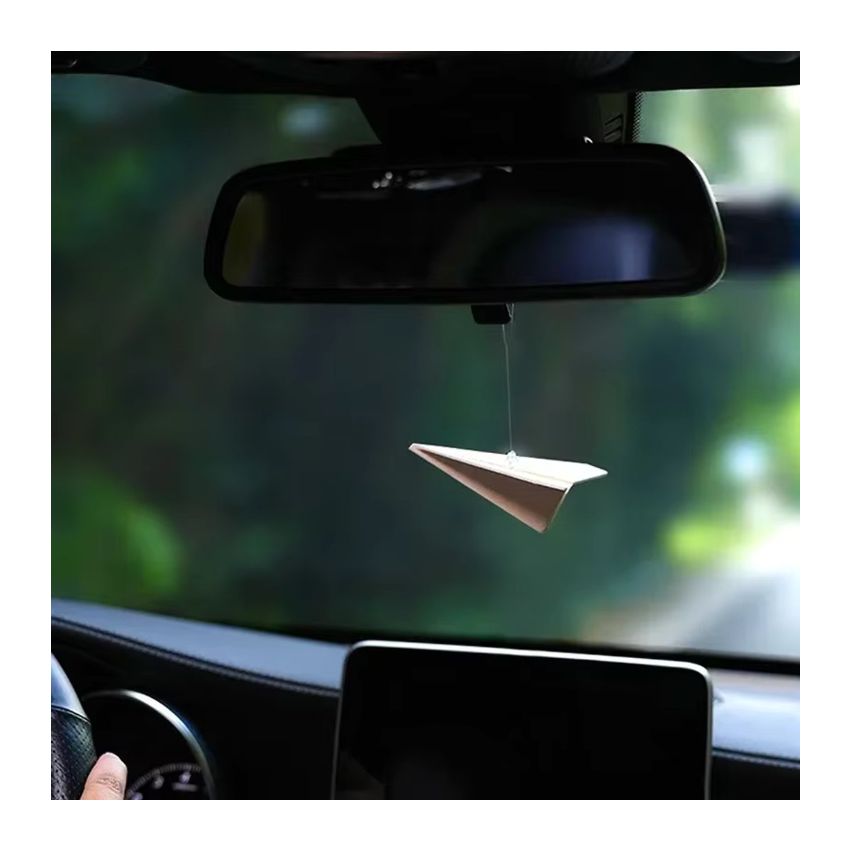 Papier Flugzeug Auto Rückspiegel Anhänger als lustiges Zubehör und Aromatherapie Diffusor in Weiß - Bild 3
