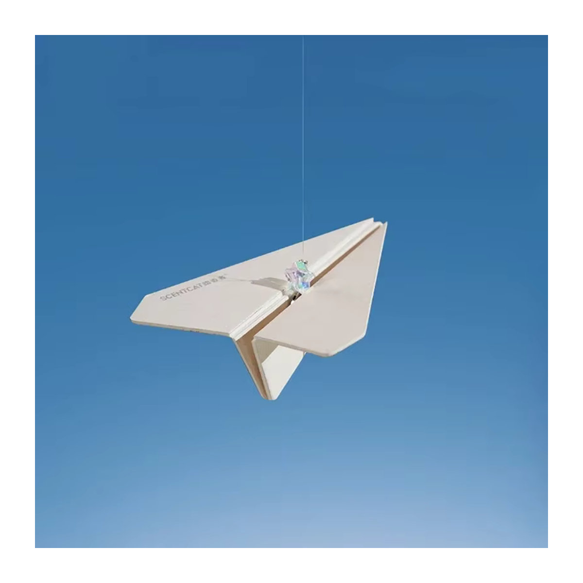 Papier Flugzeug Auto Rückspiegel Anhänger als lustiges Zubehör und Aromatherapie Diffusor in Weiß - Bild 4