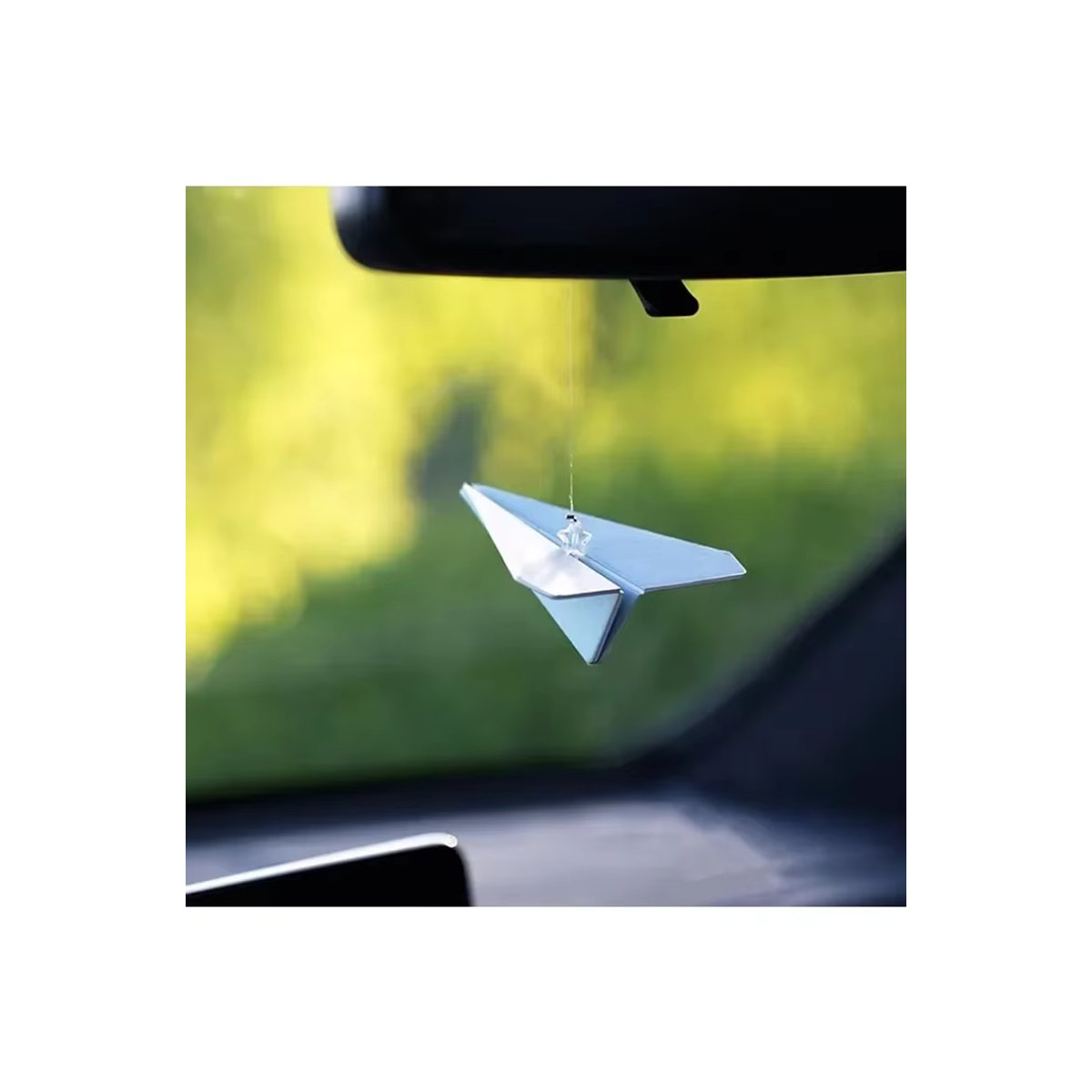 Papier Flugzeug Auto Rückspiegel Anhänger als lustiges Zubehör und Aromatherapie Diffusor in Weiß - Bild 5