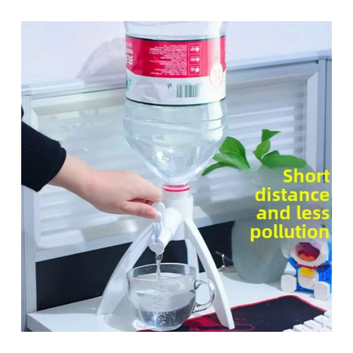 PDQ Wasserflaschenhalterständer für 5-Liter-Flaschen in Weiß mit minimalistischem Design und dreieckiger Basis - Bild 4