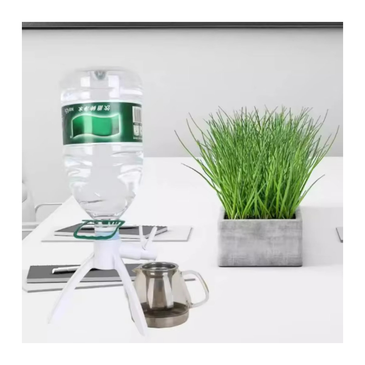 PDQ Wasserflaschenhalterständer für 5-Liter-Flaschen in Weiß mit minimalistischem Design und dreieckiger Basis - Bild 5