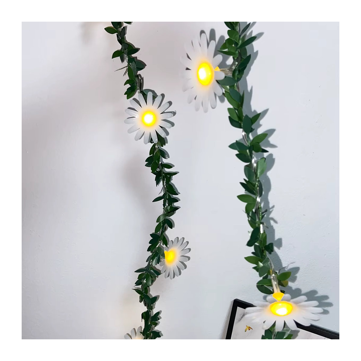 Peach Forest LED Lichterkette mit 10 kleinen Gänseblümchen und grünen Reben, Batteriebetrieben, Grün und Gelb - Bild 2