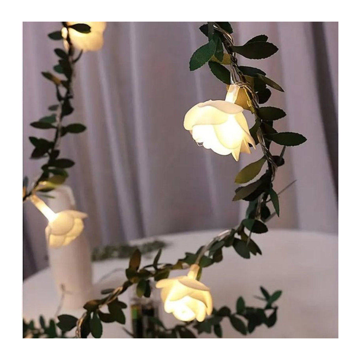 Peach Forest LED Lichterkette mit weißen Rosen und grünen Blättern, 1,5 m Länge, 10 LEDs, batteriebetrieben - Bild 1