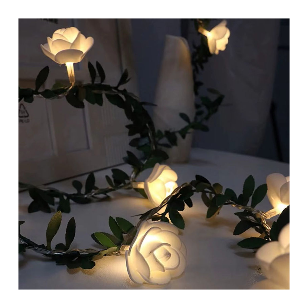 Peach Forest LED Lichterkette mit weißen Rosen und grünen Blättern, 1,5 m Länge, 10 LEDs, batteriebetrieben - Bild 5