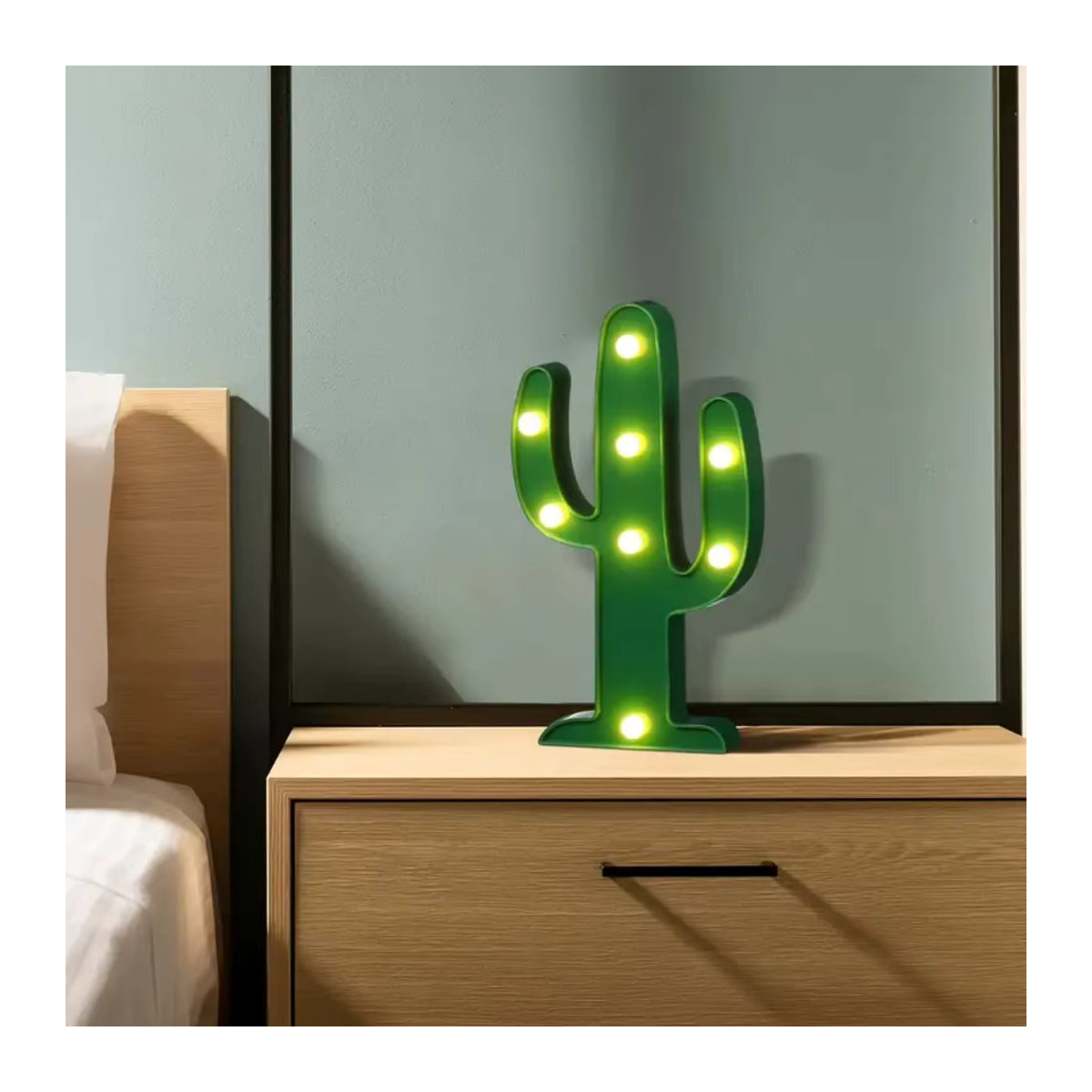 Peach Forest Mini Kaktus Tischlampe aus Kunststoff in Grün, batteriebetrieben und minimalistisch im Design - Bild 2