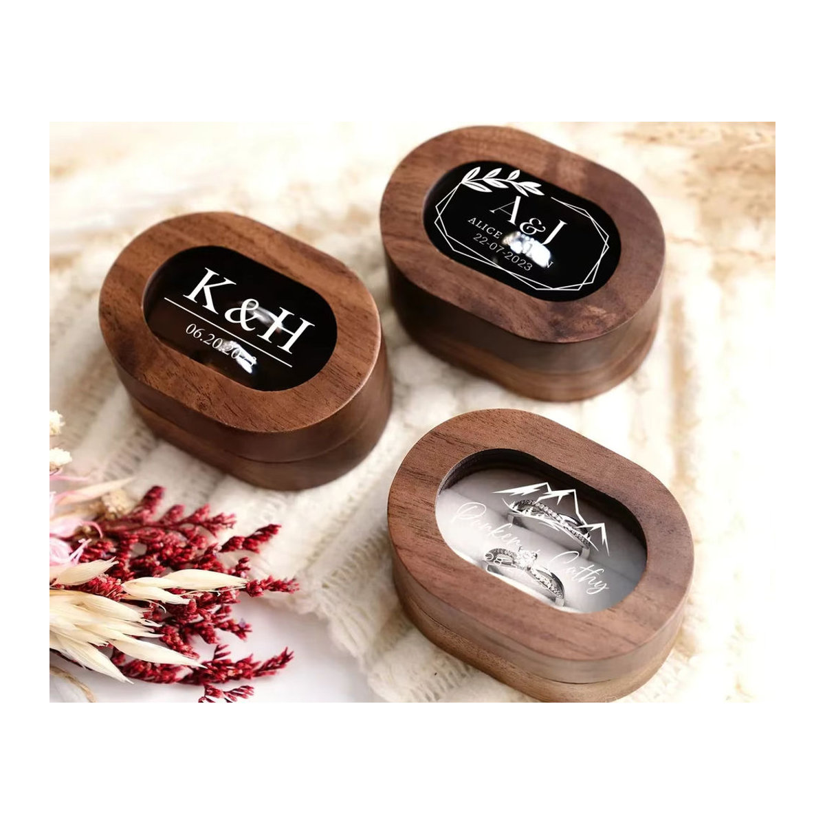 Personalisierbare Ringbox aus Holz von Alex Streeter in Braun und Transparent für deine Hochzeit mit Gravur - Bild 3
