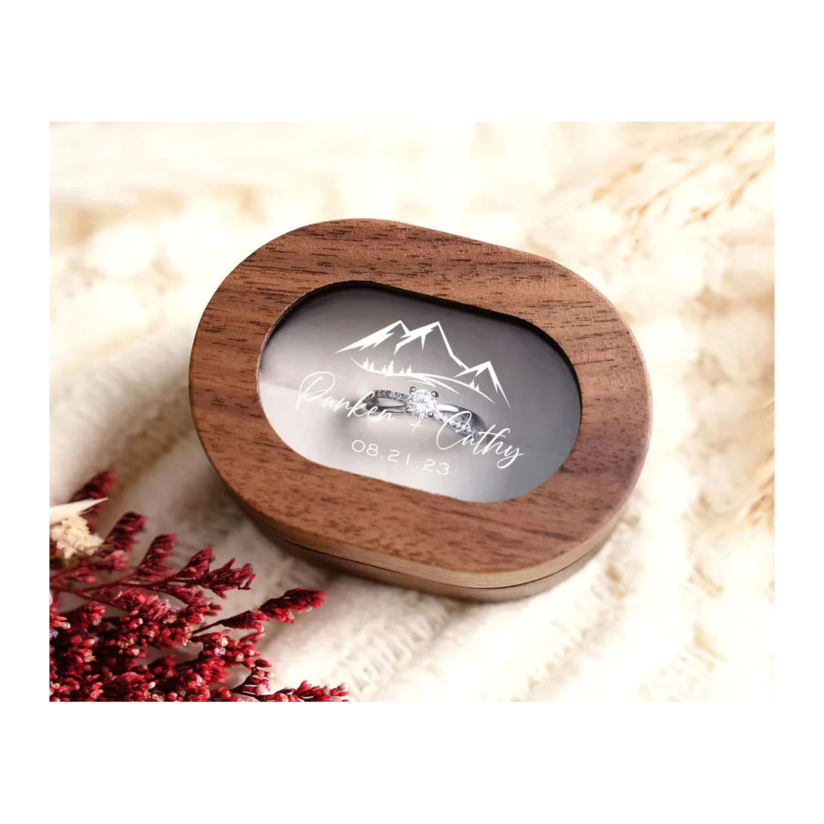 Personalisierbare Ringbox aus Holz von Alex Streeter in Braun und Transparent für deine Hochzeit mit Gravur - Bild 4
