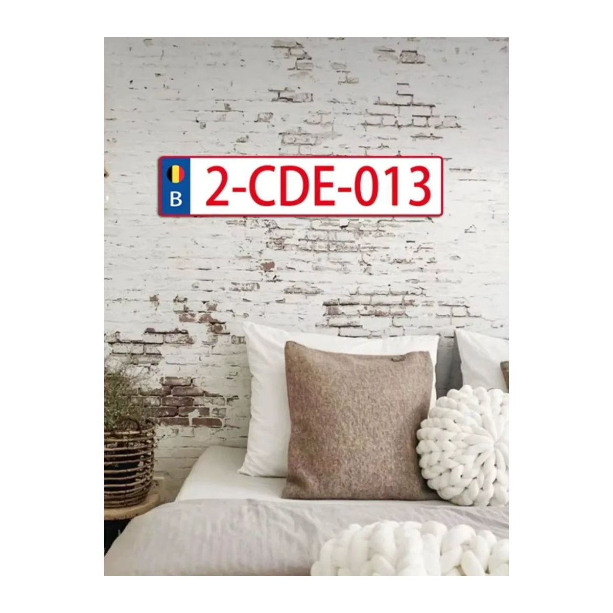 Personalisierte belgische Schacht-Abdeckung als hängende Wanddekoration in Weiß mit dem Schriftzug Hello Young - Bild 3